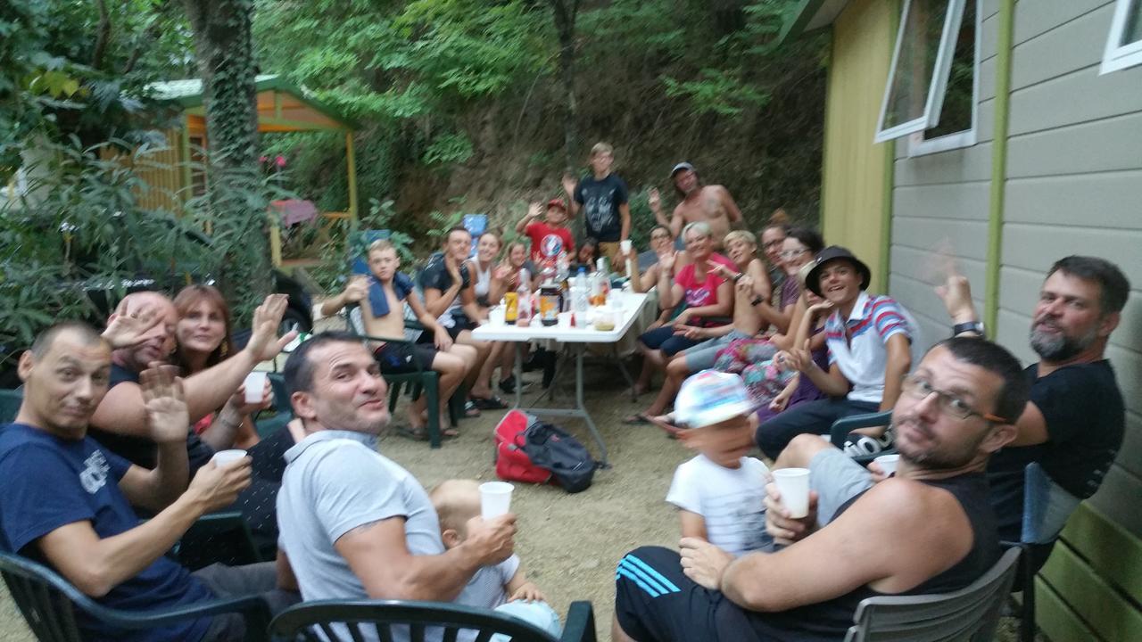Camping Les Sources 圣让杜加尔 外观 照片